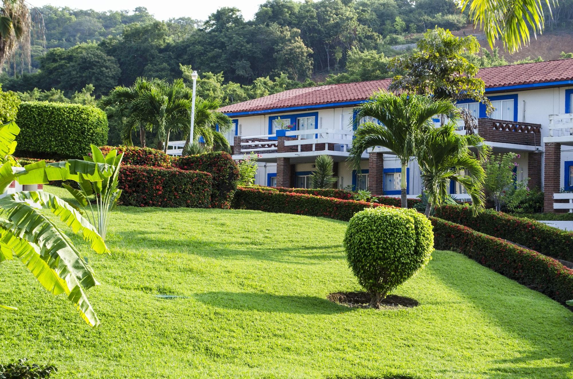Qualton Club Ixtapa All Inclusive Exterior photo