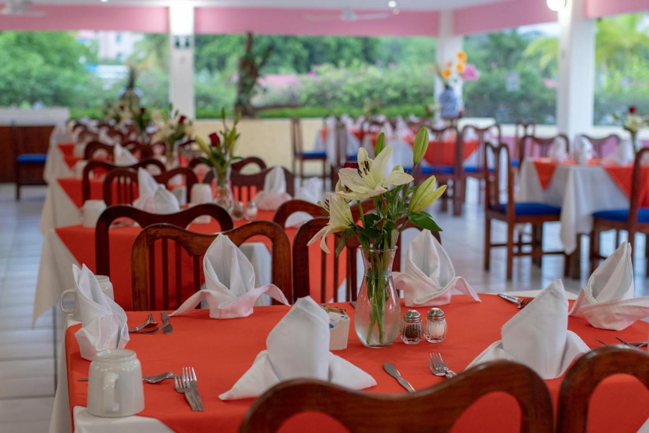 Qualton Club Ixtapa All Inclusive Exterior photo